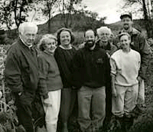 De G à D : Bob SWAN, Ursula CLIFF, Susan WITT, Franck OWENSTEIN, Clemens KALISHER, Elizabeth KEEN et Al THORPE célébrant le partenariat avec le Nature Conservancy en 1999. Photo Clemens KALISHER.